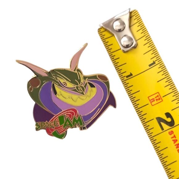 Space Jam Alien Villain Pin Wincraft Vintage 1996 Enameled Gold Tone Warner Bros - Picture 3 of 12